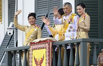 پادشاه تایلند به همراه ۲۰ زن قرنطینه شد