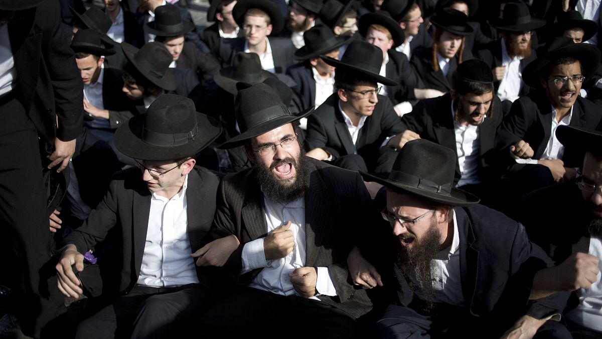 İsrail'de güvenlik güçlerine karşı çıkan Ultra-Ortodoks Yahudiler  