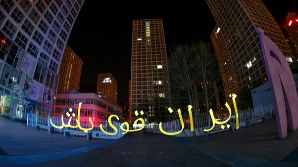 شاهد: فنان صيني يرسم لوحات فنية بتقنية ضوئية تكريما لعمال قطاع الصحة شاهد: فنان صيني يرسم لوحات فنية بتقنية ضوئية تكريما لعمال قطاع الصحة