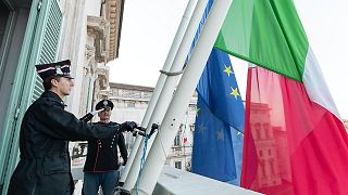 Olaszország és az EU félárbocra engedett lobogójával emlékeznek a koronavírus áldozataira a Quirinale-palotában, az olasz elnöki hivatalban
