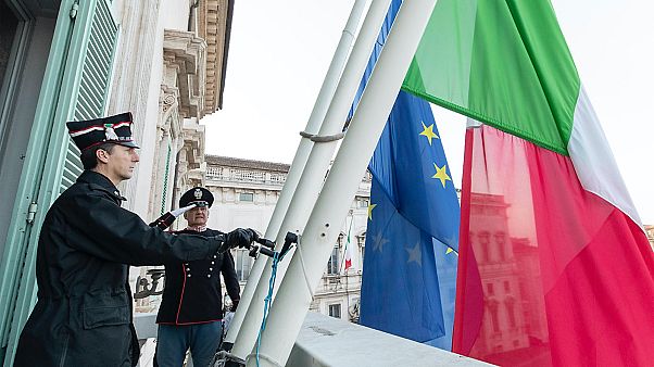 Olaszország és az EU félárbocra engedett lobogójával emlékeznek a koronavírus áldozataira a Quirinale-palotában, az olasz elnöki hivatalban Olaszország és az EU félárbocra engedett lobogójával emlékeznek a koronavírus áldozataira a Quirinale-palotában, az olasz elnöki hivatalban