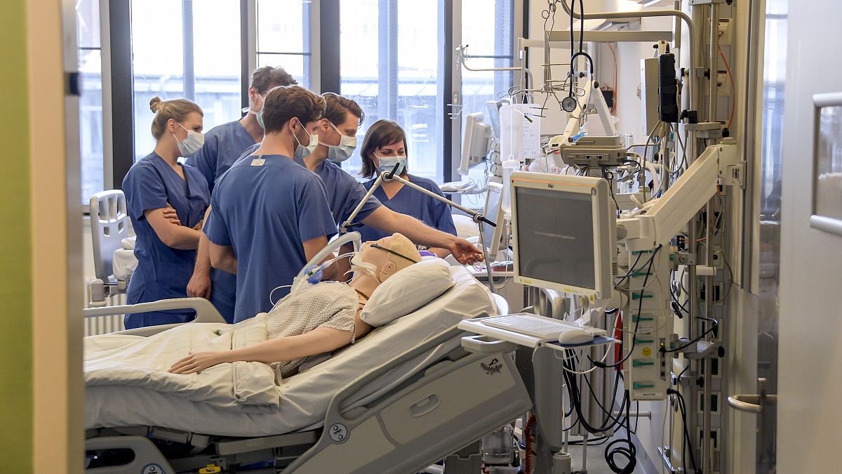 UKE: ÄrztInnen bekommen Ventilator zur Behandlung von Covid-19-PatientInnen gezeigt