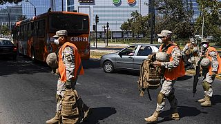 Soldados en un puesto de control de Santiago de Chile 