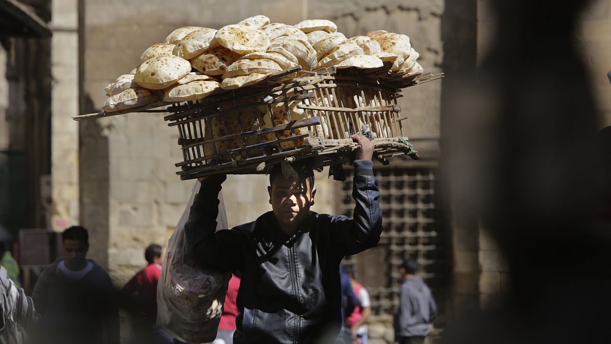 شابٌ مصري يبيع الخبز في أحد شوارع العاصمة القاهرة