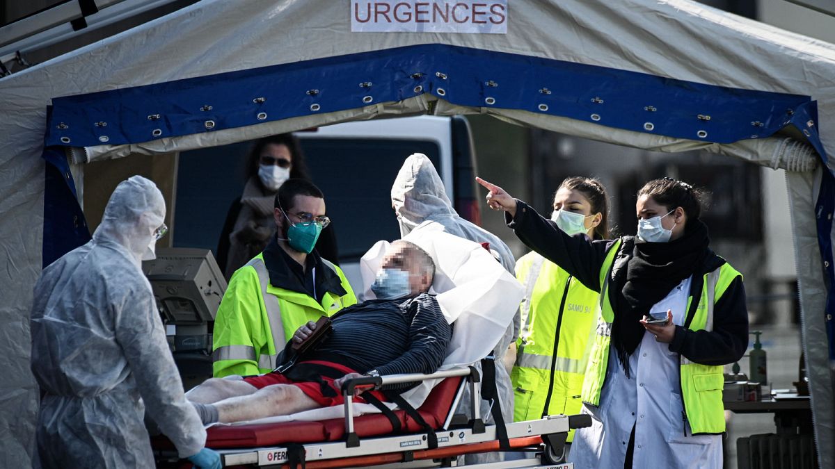 Une personne atteinte par le Covid-19 prise en charge par les équipes de l'hôpital Henri Mondor à Créteil, dans la banlieue parisienne, le 1er avril 2020.