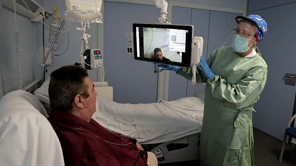 CORONAVIRUS | Pantallas contra la "soledad infinita" de los enfermos aislados CORONAVIRUS | Pantallas contra la "soledad infinita" de los enfermos aislados