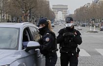 صورة أرشيفية لعناصر من الشرطة الفرنسية في منطقة الشانزيليزيه وسط العاصمة باريس