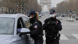 صورة أرشيفية لعناصر من الشرطة الفرنسية في منطقة الشانزيليزيه وسط العاصمة باريس
