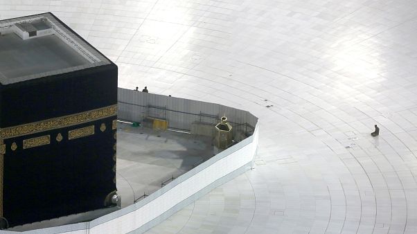 السعودية نيوز |
شاهد: كورونا يباعد بين الصفوف بدل رصها بصلاة التراويح في المسجد الحرام
السعودية نيوز |
شاهد: كورونا يباعد بين الصفوف بدل رصها بصلاة التراويح في المسجد الحرام
