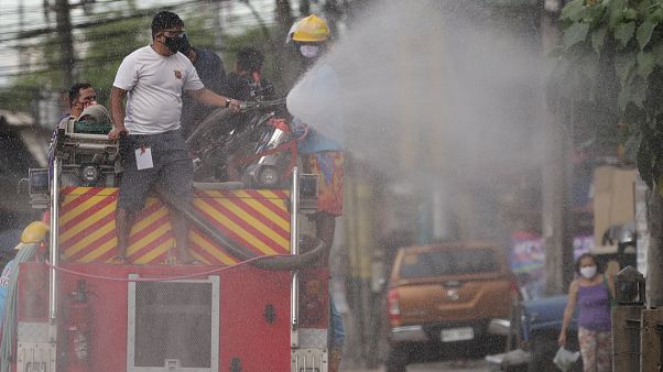 Filipinlerin başkenti Manila'da bir görevli, koronavirüsün yayılmasını önlemek amacıyla caddede dezenfekte çalışması yaparken Filipinlerin başkenti Manila'da bir görevli, koronavirüsün yayılmasını önlemek amacıyla caddede dezenfekte çalışması yaparken