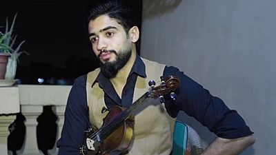 شاهد: مصري يعزف الكمان من شرفة منزله لتسلية جيرانه خلال فترة حظر التجول  