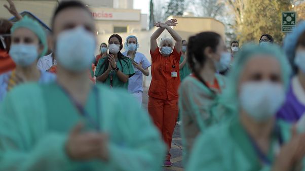 España vuelve a romper el récord de fallecidos por COVID-19 con 950 muertes en las últimas 24 horas España vuelve a romper el récord de fallecidos por COVID-19 con 950 muertes en las últimas 24 horas