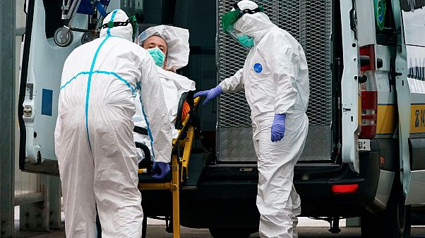 Un patient pris en charge par les équipes médicales de l'hôpital de Burgos, dans le nord de l'Espagne, le 2 avril 2020 Un patient pris en charge par les équipes médicales de l'hôpital de Burgos, dans le nord de l'Espagne, le 2 avril 2020