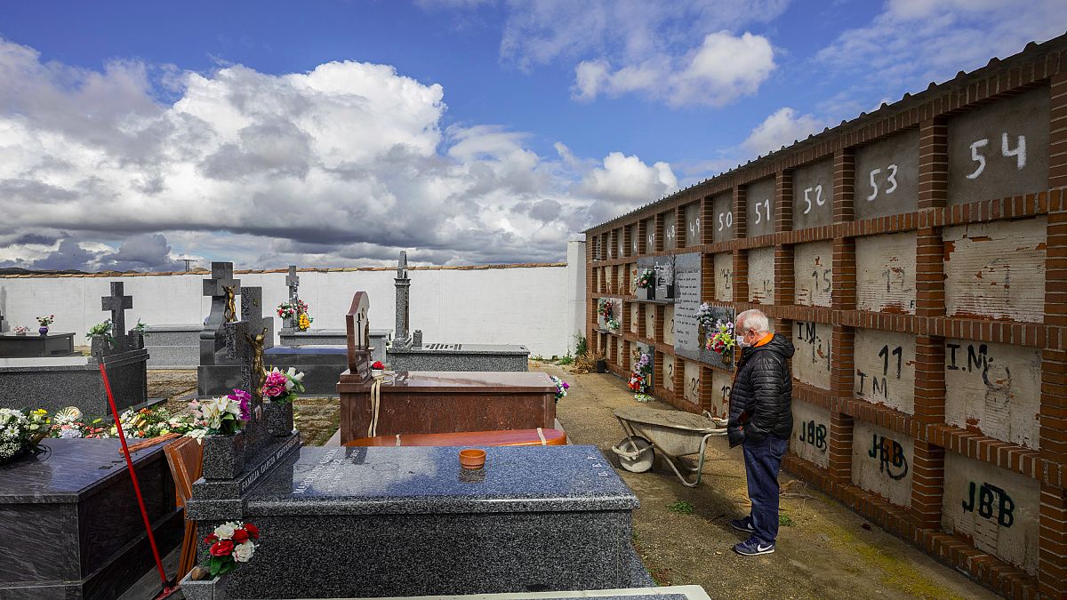 Eusebio Fernandez Cortes édesanyja Rosalia Mascaraque temetésén a spanyországi Zarza de Tajóban. Édesapja is a járvány áldozata lett