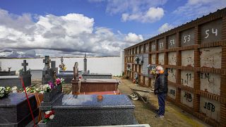 Eusebio Fernandez Cortes édesanyja Rosalia Mascaraque temetésén a spanyországi Zarza de Tajóban. Édesapja is a járvány áldozata lett