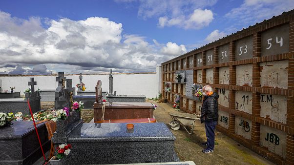 Eusebio Fernandez Cortes édesanyja Rosalia Mascaraque temetésén a spanyországi Zarza de Tajóban. Édesapja is a járvány áldozata lett Eusebio Fernandez Cortes édesanyja Rosalia Mascaraque temetésén a spanyországi Zarza de Tajóban. Édesapja is a járvány áldozata lett