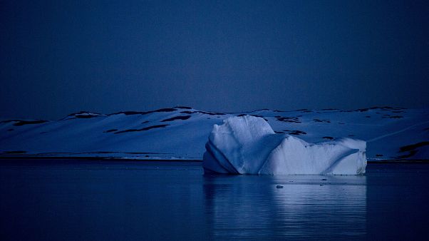 Antarktika'nın Güney Shetland takımadasında yüzen bir buzdağı (2015 arşiv) Antarktika'nın Güney Shetland takımadasında yüzen bir buzdağı (2015 arşiv)