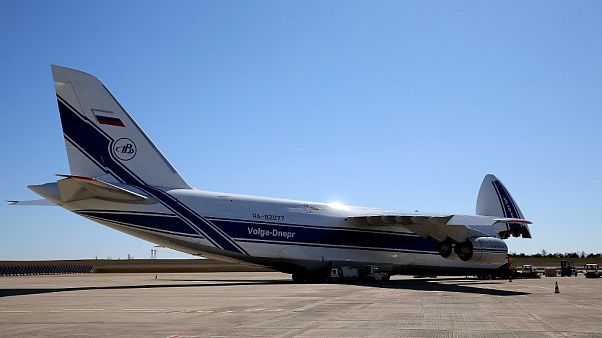 Un avión ruso llevando un cargamento de mascarillas encargadas por Francia a China aterriza en París Un avión ruso llevando un cargamento de mascarillas encargadas por Francia a China aterriza en París
