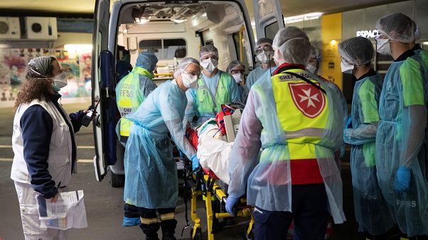 Covid-19, la Francia sfiora i 900 morti nelle case di riposo Covid-19, la Francia sfiora i 900 morti nelle case di riposo