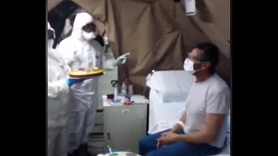 شاهد: احتفال بعيد ميلاد أحد المصابين بـ"كورونا" داخل مشفى ميداني بإيطاليا