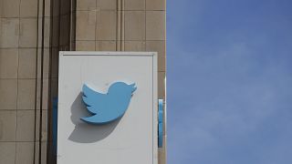 شعار "تويتر" مثبت على المقر الرئيس للموقع في سان فرانسيسكو بالولايات المتحدة