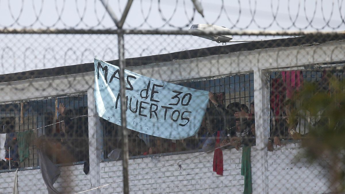 Presos denuncian con un cartel la represión del motín en la cárcel Modelo de Bogotá