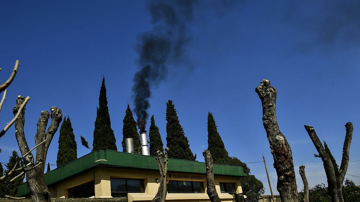 دخان منبعث من محرقة في لوغرونو شمال إسبانيا