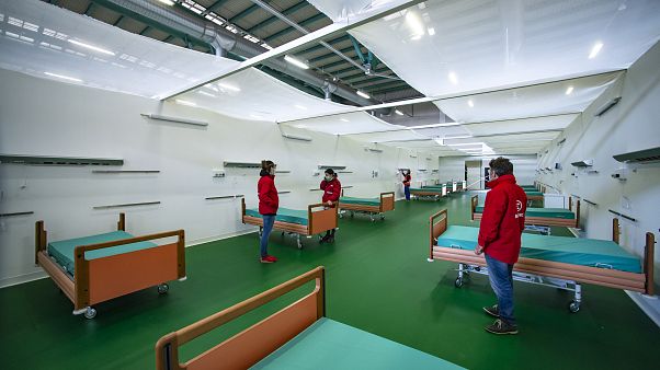 Covid-19: ecco il nuovo ospedale da campo realizzato dagli Alpini e da Emergency Covid-19: ecco il nuovo ospedale da campo realizzato dagli Alpini e da Emergency