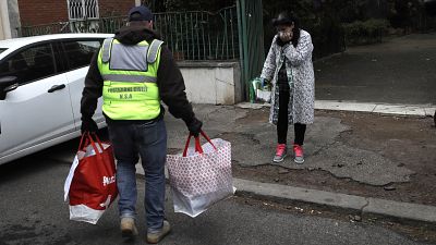 En Europe, des "héros solidaires" aident les plus démunis à faire face à la pandémie