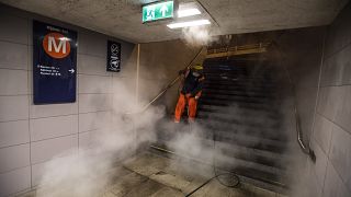 Vízsugárral takarítja a Baross téri aluljáró egyik lépcsőjét a Fővárosi Közterület-fenntartó (FKF) Zrt. munkatársa a koronavírus-járvány miatt 2020. április 1-jére virradóan.