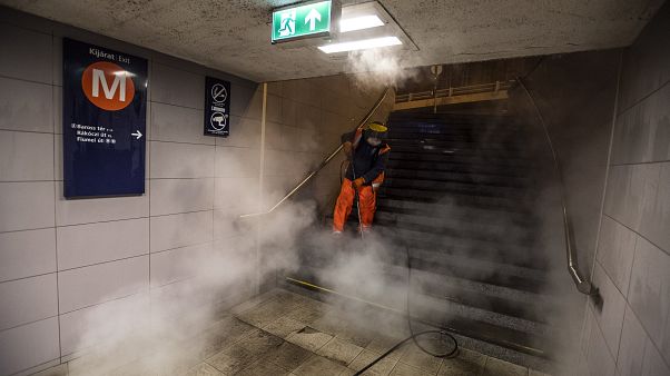 Vízsugárral takarítja a Baross téri aluljáró egyik lépcsőjét a Fővárosi Közterület-fenntartó (FKF) Zrt. munkatársa a koronavírus-járvány miatt 2020. április 1-jére virradóan. Vízsugárral takarítja a Baross téri aluljáró egyik lépcsőjét a Fővárosi Közterület-fenntartó (FKF) Zrt. munkatársa a koronavírus-járvány miatt 2020. április 1-jére virradóan.