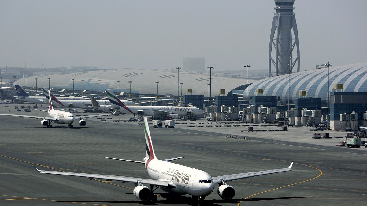 مدرج المطار في مطار دبي الدولي في الإمارات العربية المتحدة