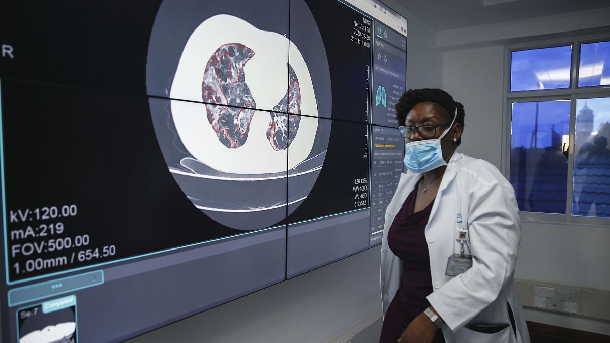 Un médecin devant un écran montrant un exemple de scanner des poumons d'un patient atteint de coronavirus, au Kenyatta National Hospital à Nairobi, Kenya Jeudi 2 avril 2020
