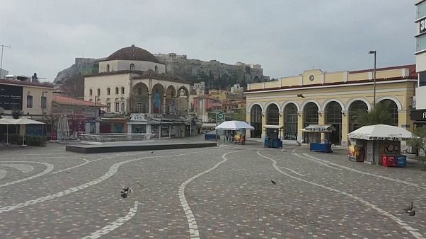 العاصمة اليونانية فارغة بسبب الحظر الذي فرضته الحكومة في سبيل مكافحة عدوى فيروس كورونا الجديد العاصمة اليونانية فارغة بسبب الحظر الذي فرضته الحكومة في سبيل مكافحة عدوى فيروس كورونا الجديد