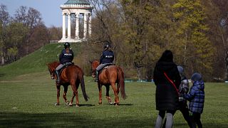 عناصر شرطة يراقبون تطبيق التباعد الاجتماعي في الحديقة الإنكليزية بمدينة ميونخ بألمانيا