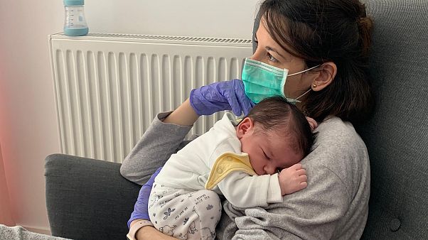Venssa Muro eldiven ve maske ile bebeğine sarılıyor Venssa Muro eldiven ve maske ile bebeğine sarılıyor