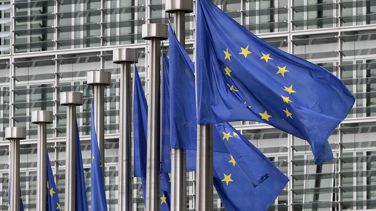 أعلام الاتحاد الأوروبي أمام مبنى المفوضية الأوروبية في العاصمة البلجيكية، بروكسل.