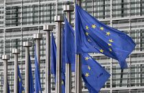 أعلام الاتحاد الأوروبي أمام مبنى المفوضية الأوروبية في العاصمة البلجيكية، بروكسل.