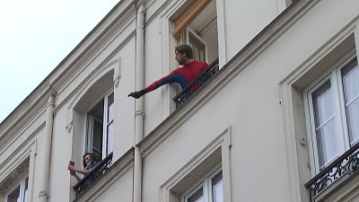  تلاش شهروند پاریسی برای سرگرم کردن همسایگان در دوران قرنطینه