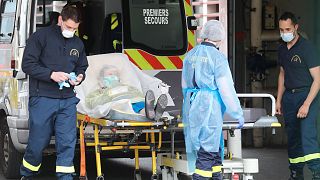 Un patient pris en charge à son arrivé à l'hôpital Henri Mondor à Créteil dans la banlieue de Paris, le 3 avril 2020.  
