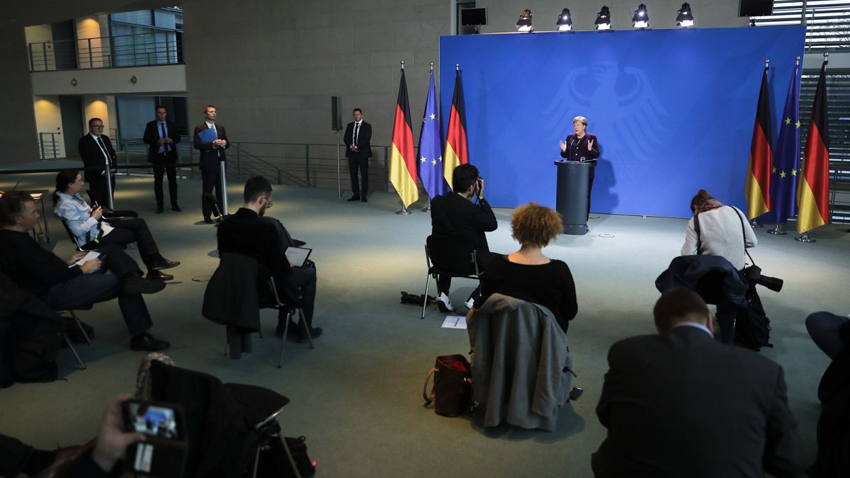 مؤتمر صحفي للمستشارة الألمانية أنجيلا ميركل ببرلين ويظهر فيه الإجراءات المتخذة مع تفشي وباء كورونا  