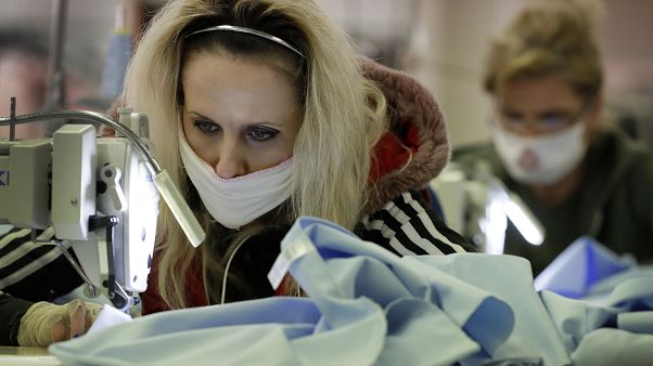 İngiltere: Covid-19'a karşı sağlıklı kişilerin maske kullanması gereksiz; önemli olan sosyal mesafe İngiltere: Covid-19'a karşı sağlıklı kişilerin maske kullanması gereksiz; önemli olan sosyal mesafe