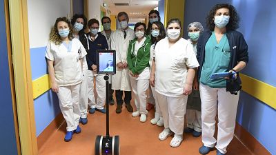 Roboter im Krankenhaus pflegen Covid-Patienten