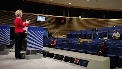 رئيسة المفوضية الأوروبية أورسولا فون دير لين تتحدث خلال مؤتمر إعلامي عن الأثر الاقتصادي لتفشي وباء كوفيد 19