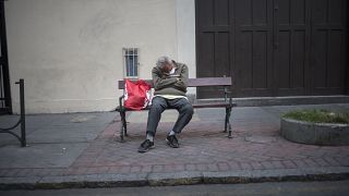 رجل يجلس على مقعد خشبي في العاصمة ليما - 2020/04/03