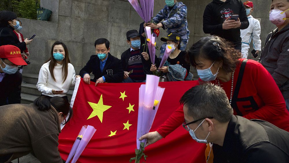 La Chine rend hommage aux victimes du coronavirus