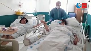 مارتا وماريا أم وابنتها تجتمعان في غرفة واحدة بأحد مستشفيات العاصمة الإسبانية مدريد بعد الإصابة بوباء كورونا