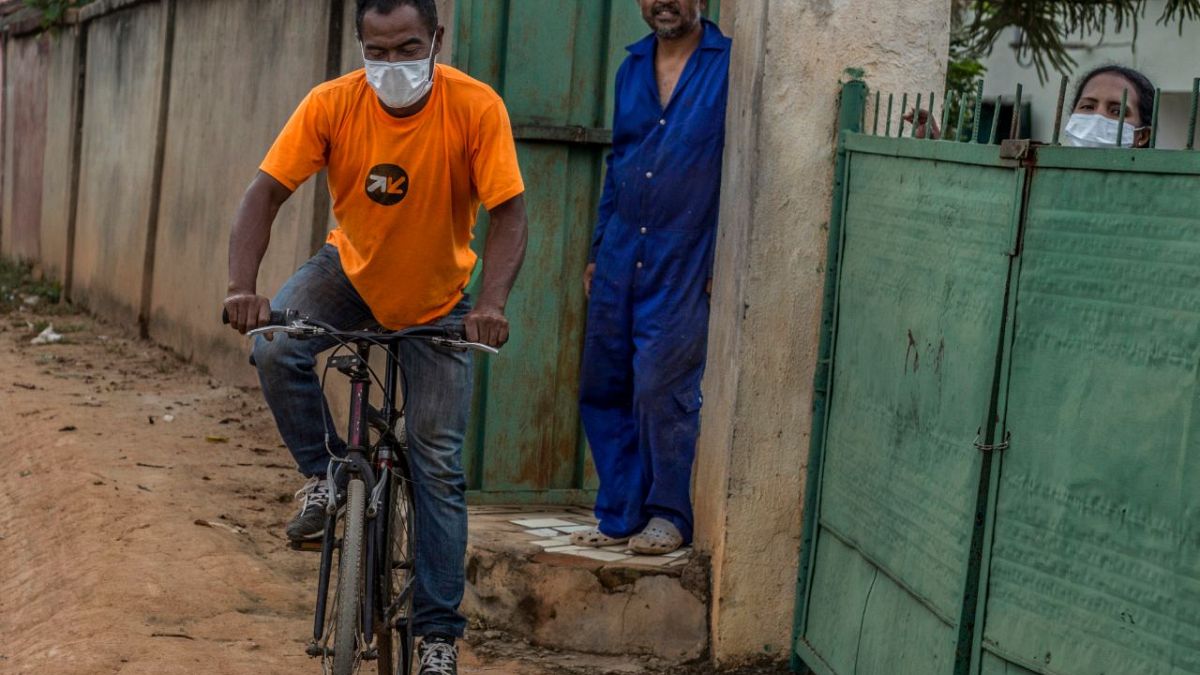 رجل يرتدي كمامة يركب دراجة هوائية في أنتاناناريفو  23 مارس 2020 ، بعد تأكيد أول حالات الإصابة بفيروس كورونا في مدغشقر وتوقف جميع وسائل النقل العام