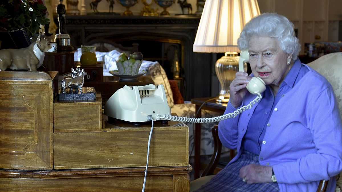 Kraliçe II. Elizabeth Covid-19 salgını sebebiyle Başbakan Boris Johnson ile haftalık görüşmelerini telefonla gerçekleştiriyor.