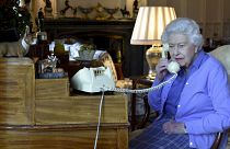 Kraliçe II. Elizabeth Covid-19 salgını sebebiyle Başbakan Boris Johnson ile haftalık görüşmelerini telefonla gerçekleştiriyor.